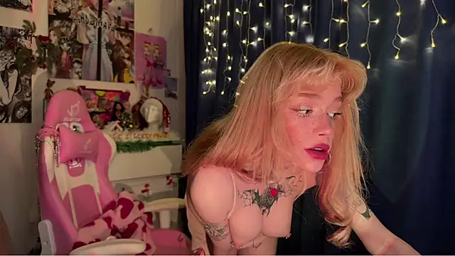 Snapshot of boobsybootie chatting on December 16, 5:59 am boobsybootie online show from December 16, 5:59 am