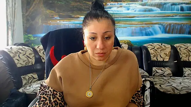 MoistMady online show from March 18, 9:01 am