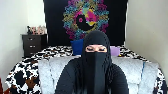 evelyn  salah online show from November 28, 11:51 pm