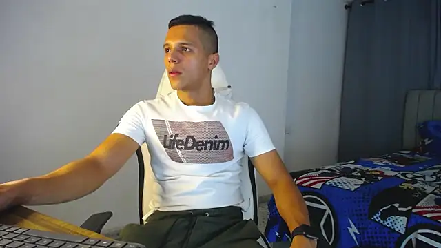 Snapshot of DavidAngell7 chatting on December 6, 4:36 am DavidAngell7 online show from December 6, 4:36 am