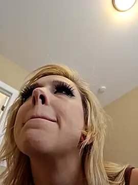 AmethystFoxx online show from April 26, 6:16 pm