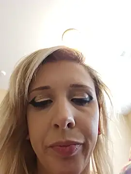 Snapshot of AmethystFoxx chatting on May 24, 6:24 pm AmethystFoxx online show from May 24, 6:24 pm
