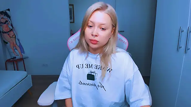 Snapshot of MonaLauu chatting on December 5, 9:50 am MonaLauu online show from December 5, 9:50 am