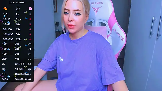 Snapshot of MonaLauu chatting on December 10, 2:27 am MonaLauu online show from December 10, 2:27 am