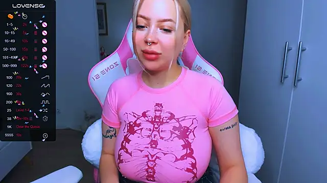 Snapshot of MonaLauu chatting on December 20, 1:47 am MonaLauu online show from December 20, 1:47 am