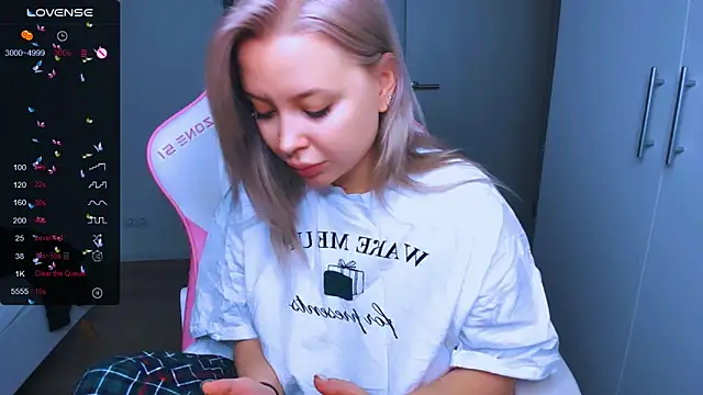 Snapshot of MonaLauu chatting on December 26, 11:32 am MonaLauu online show from December 26, 11:32 am