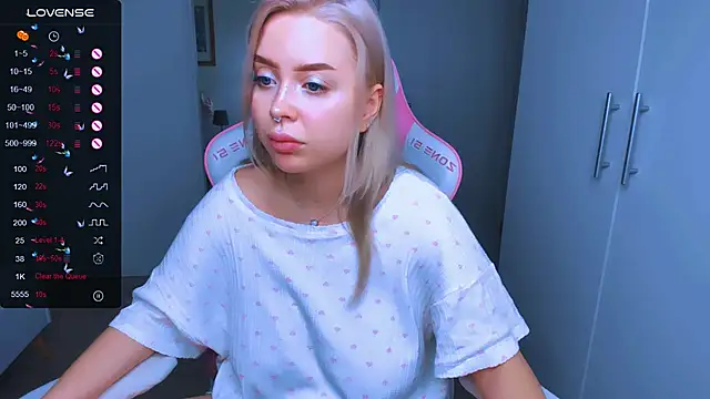 Snapshot of MonaLauu chatting on December 28, 1:28 pm MonaLauu online show from December 28, 1:28 pm