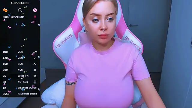 Snapshot of MonaLauu chatting on December 28, 7:43 pm MonaLauu online show from December 28, 7:43 pm