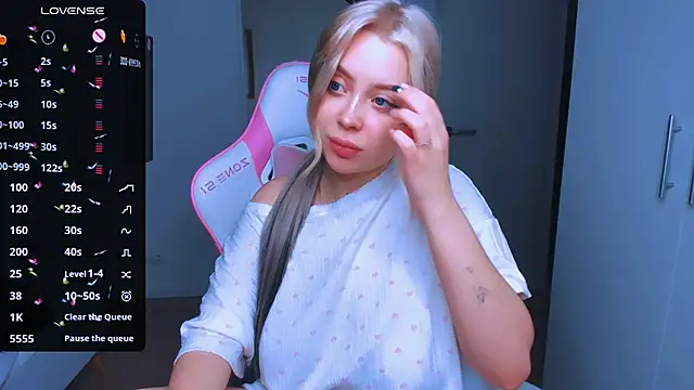 Snapshot of MonaLauu chatting on January 6, 5:19 am MonaLauu online show from January 6, 5:19 am