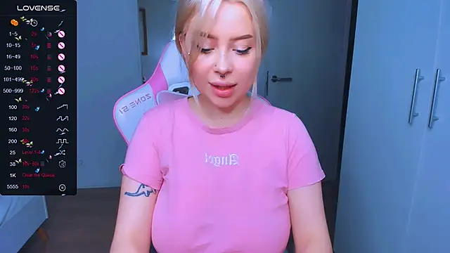 Snapshot of MonaLauu chatting on January 8, 11:10 am MonaLauu online show from January 8, 11:10 am