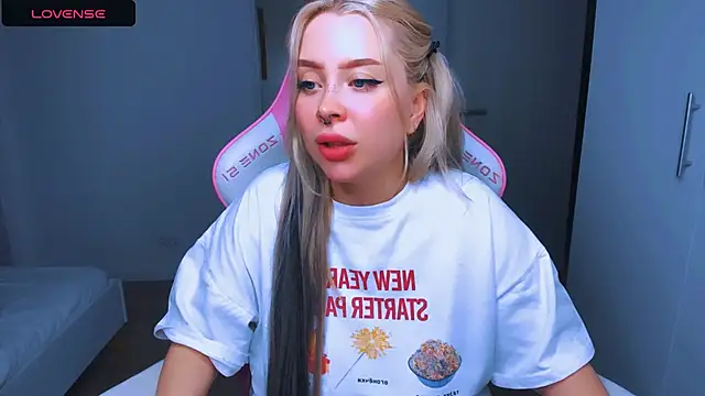 Snapshot of MonaLauu chatting on January 11, 2:04 pm MonaLauu online show from January 11, 2:04 pm