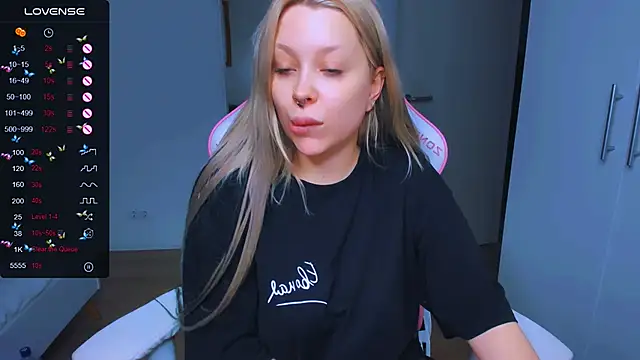 Snapshot of MonaLauu chatting on January 15, 11:21 am MonaLauu online show from January 15, 11:21 am