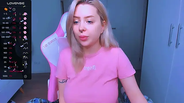 Snapshot of MonaLauu chatting on February 5, 6:04 pm MonaLauu online show from February 5, 6:04 pm