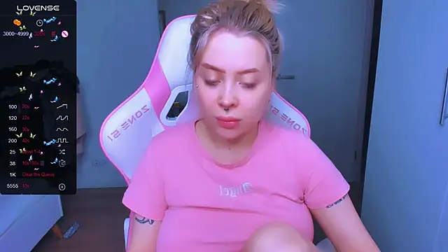 Snapshot of MonaLauu chatting on February 6, 2:22 am MonaLauu online show from February 6, 2:22 am