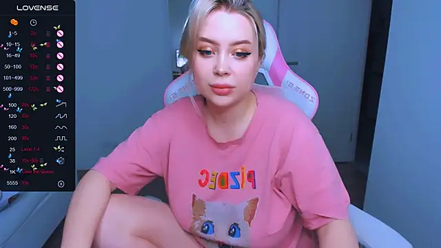 Snapshot of MonaLauu chatting on February 10, 2:19 am MonaLauu online show from February 10, 2:19 am