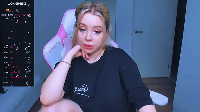 Snapshot of MonaLauu chatting on February 13, 3:18 am MonaLauu online show from February 13, 3:18 am