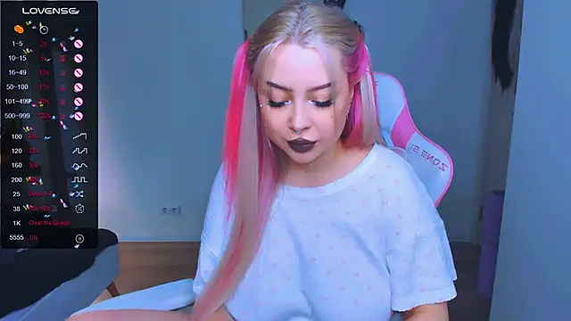 Snapshot of MonaLauu chatting on March 19, 6:35 am MonaLauu online show from March 19, 6:35 am