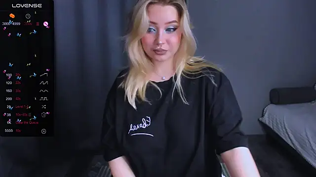 Snapshot of MonaLauu chatting on November 18, 8:24 pm MonaLauu online show from November 18, 8:24 pm