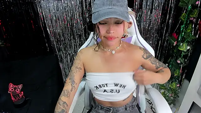 Snapshot of katalina_garcia chatting on October 24, 12:41 am katalina garcia online show from October 24, 12:41 am