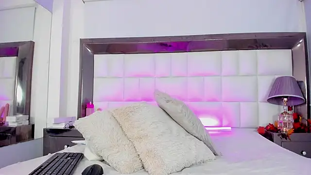 Snapshot of MiaConte chatting on December 6, 1:29 am MiaConte online show from December 6, 1:29 am