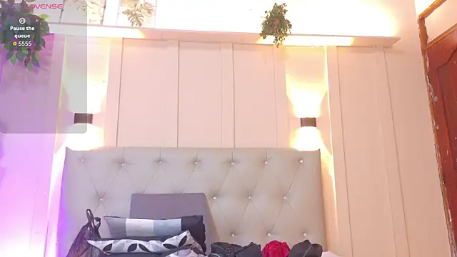 nicol snow online show from October 15, 1:33 pm