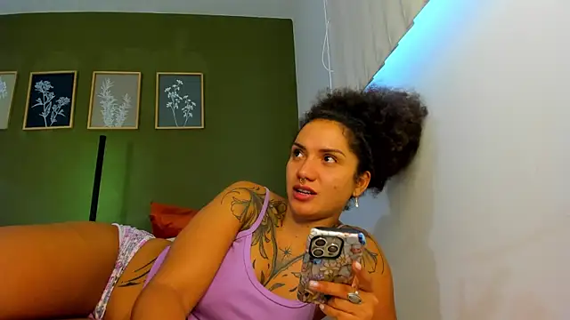 Snapshot of karlye_5 chatting on June 5, 10:37 pm karlye 5 online show from June 5, 10:37 pm