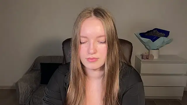 EvaMaddison online show from April 22, 8:32 pm