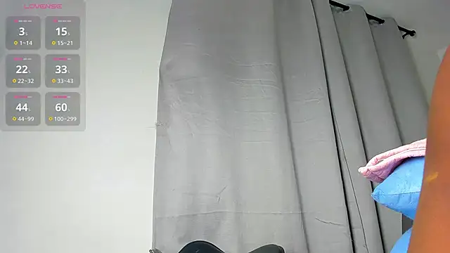 Snapshot of caroline_tovar chatting on April 4, 4:55 am caroline tovar online show from April 4, 4:55 am