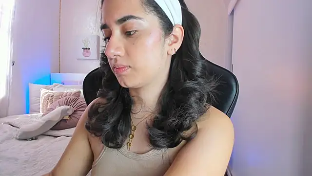 annadu011 online show from February 10, 2:48 pm