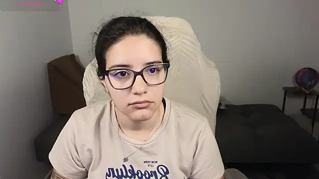 Snapshot of blue__moon_ chatting on November 1, 3:08 am blue moon online show from November 1, 3:08 am