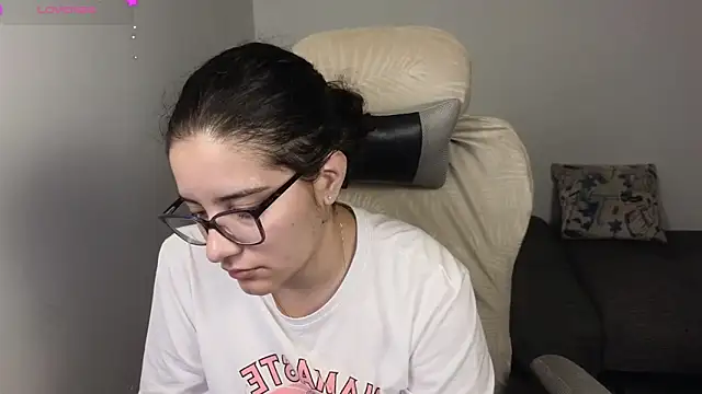 Snapshot of blue__moon_ chatting on November 2, 2:03 am blue moon online show from November 2, 2:03 am