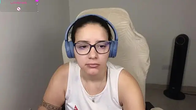 Snapshot of blue__moon_ chatting on November 17, 3:12 am blue moon online show from November 17, 3:12 am