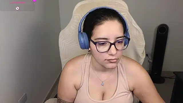 Snapshot of blue__moon_ chatting on November 22, 1:15 am blue moon online show from November 22, 1:15 am