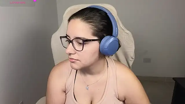 Snapshot of blue__moon_ chatting on November 23, 2:11 am blue moon online show from November 23, 2:11 am