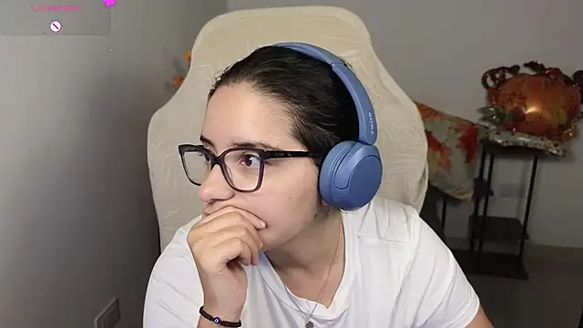 Snapshot of blue__moon_ chatting on November 30, 6:28 am blue moon online show from November 30, 6:28 am