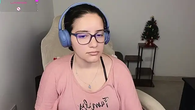 Snapshot of blue__moon_ chatting on December 2, 1:00 am blue moon online show from December 2, 1:00 am