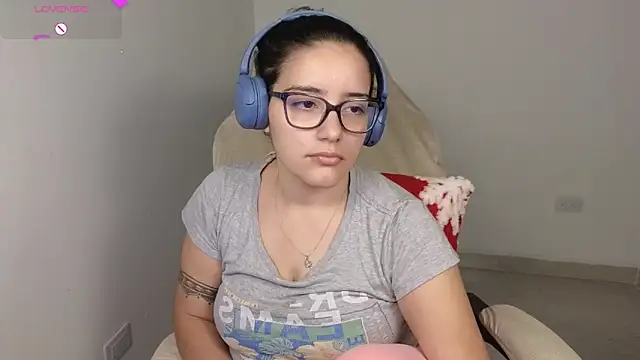 Snapshot of blue__moon_ chatting on December 3, 4:20 am blue moon online show from December 3, 4:20 am