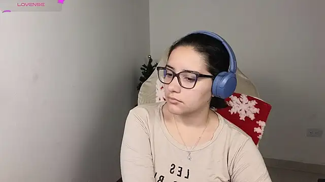 Snapshot of blue__moon_ chatting on December 15, 3:55 am blue moon online show from December 15, 3:55 am