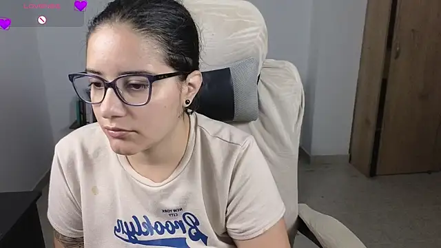 Snapshot of blue__moon_ chatting on June 19, 9:57 am blue moon online show from June 19, 9:57 am