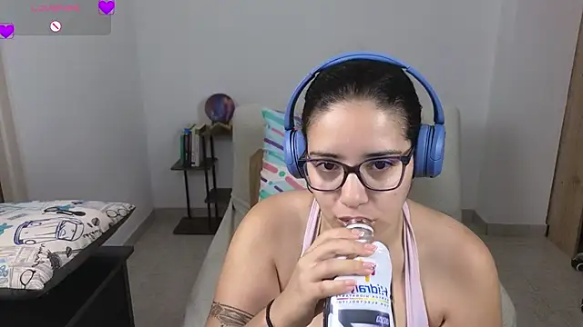 Snapshot of blue__moon_ chatting on June 25, 1:04 pm blue moon online show from June 25, 1:04 pm