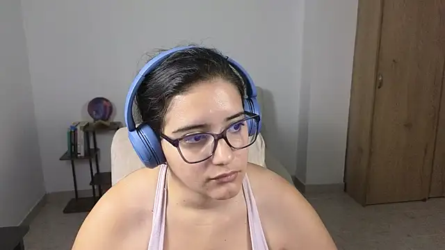 Snapshot of blue__moon_ chatting on July 5, 4:19 am blue moon online show from July 5, 4:19 am