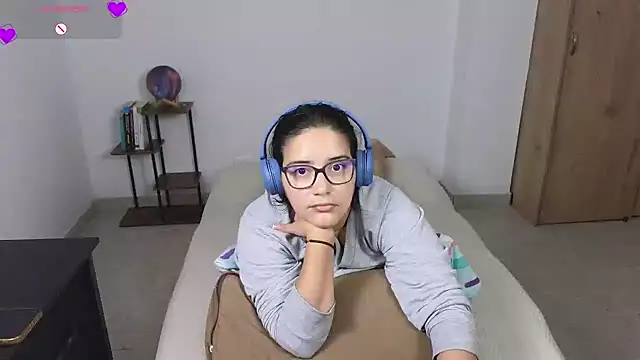 Snapshot of blue__moon_ chatting on July 14, 10:21 am blue moon online show from July 14, 10:21 am