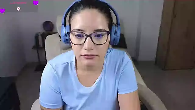 Snapshot of blue__moon_ chatting on July 22, 4:04 am blue moon online show from July 22, 4:04 am