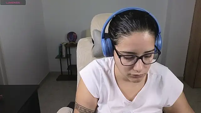 Snapshot of blue__moon_ chatting on July 28, 3:35 am blue moon online show from July 28, 3:35 am