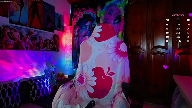 Snapshot of emma_luna59 chatting on June 25, 8:02 pm emma luna59 online show from June 25, 8:02 pm