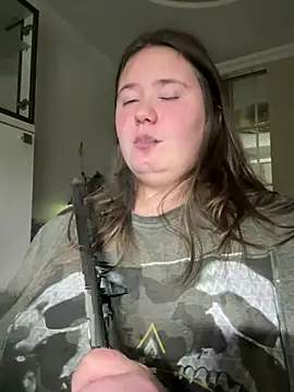 Snapshot of remirann_ chatting on December 13, 5:21 pm remirann online show from December 13, 5:21 pm