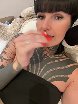 Snapshot of InkedBiitch chatting on June 3, 5:18 pm InkedBiitch online show from June 3, 5:18 pm