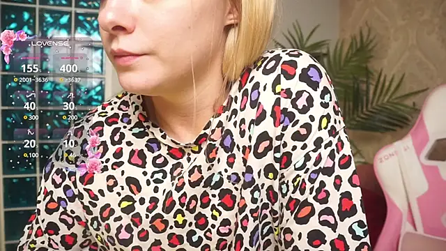 Snapshot of 01_lili_01 chatting on December 7, 12:02 pm 01 lili 01 online show from December 7, 12:02 pm