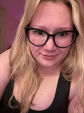 PiggyRose online show from March 23, 5:00 am