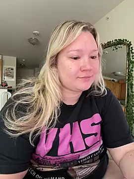 Snapshot of PiggyRose chatting on August 2, 2:48 pm PiggyRose online show from August 2, 2:48 pm